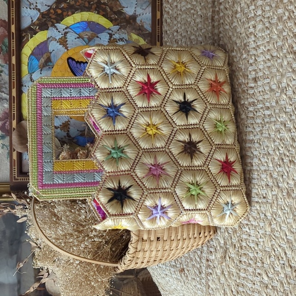 Vintage plastic canvas happy purse - Picture 5 of 12